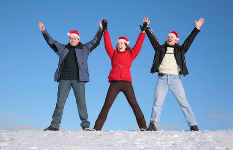 三个朋友在雪地上问候圣诞老人