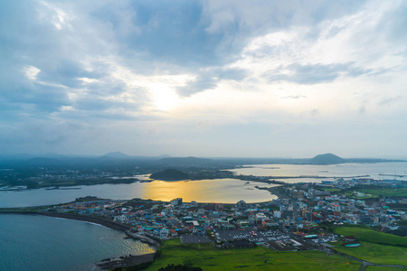 从济州岛城山日出峰济州城市天际线景观