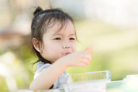 亚洲女孩 eationg 香肠在公园室外