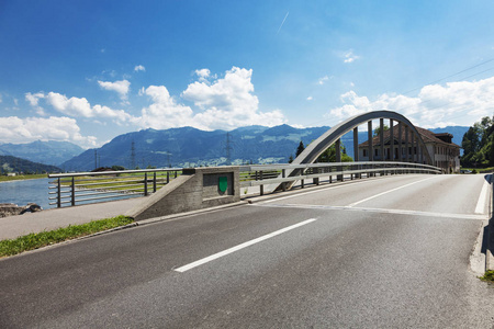 穿过瑞士的铁桥的道路