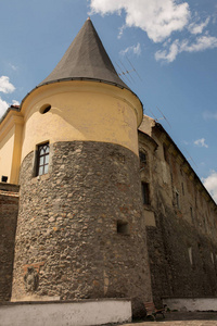 城堡塔与窗口在 Mukachevo