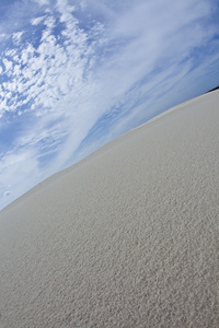 沙丘 sand dune的名词复数  砂丘