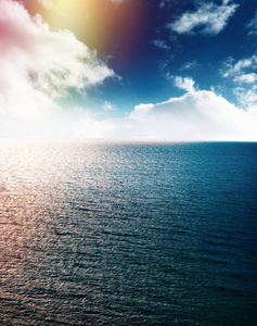 带太阳耀斑的 Opean 海景