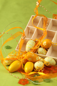 黄色复活节彩蛋，有盒花和丝带
