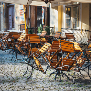 在布拉格老城的户外餐厅的桌椅