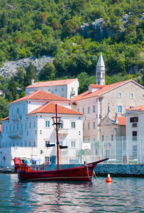 黑山, Perast2015年7月07日 在卡博卡科托尔斯卡湾的一艘旧船形式的游船的看法