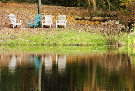 湖边有四把椅子