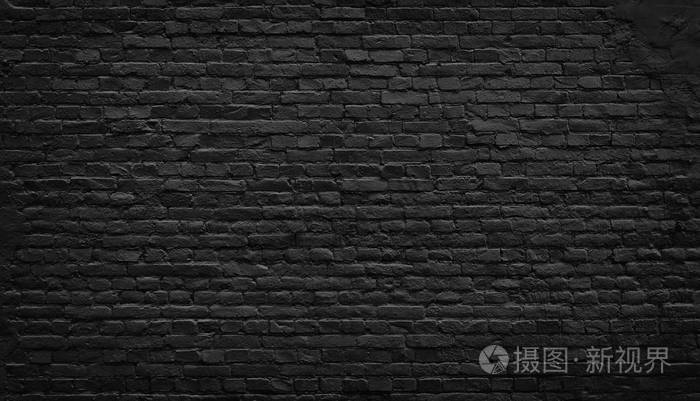 老黑砖的背景墙上