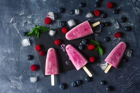 自制冷冻水果冰棒, 配以新鲜的天然覆盆子和蓝莓, 美味的冰块, 夏日食品的概念, 顶级的景观