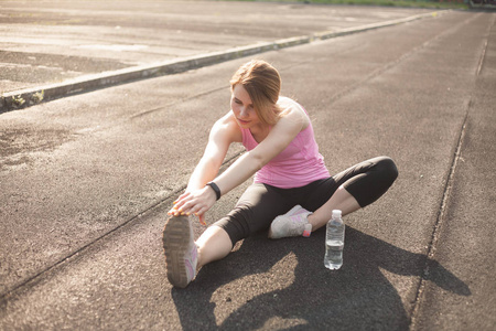 他们正在做热身运动男子亚军伸展腿准备跑步训练体育场轨道做热身运动
