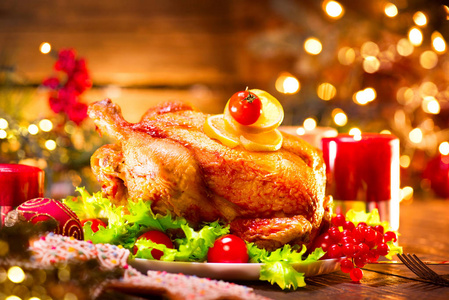 假日烤火鸡在模糊的背景下吃圣诞大餐