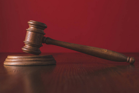 红色背景下木桌上的裁判槌, 法律概念