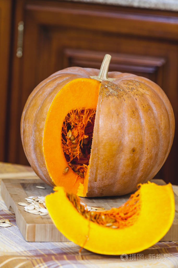 一块漂亮的成熟南瓜其次为圆形南瓜