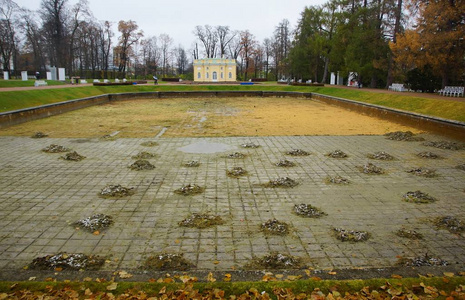 凯瑟琳公园在 Tsarskoye Selo, 上部浴亭子