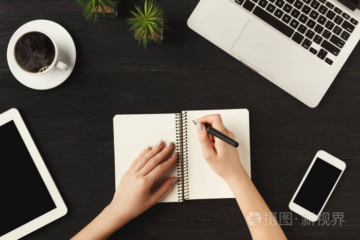 女人的手在笔记本上写字, 顶部视图