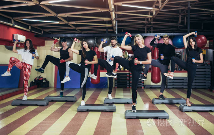 团体运动健身的人在健身房训练一起