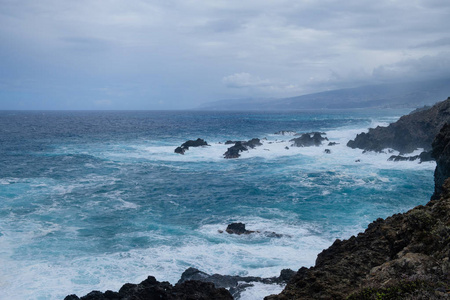 暴风雨中的野生岩石海滩