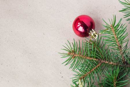 以红色圣诞球装饰的冷杉树枝作为边界在一个质朴的假日背景框架与拷贝空间