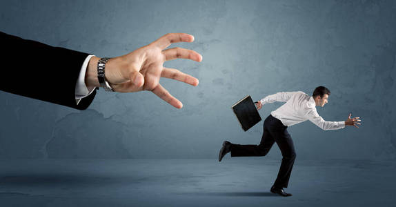 从一个巨大的手概念跑业务人照片