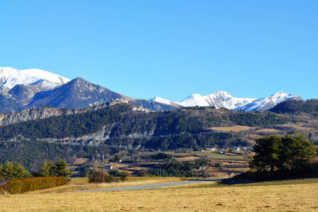 在法国阿尔卑斯山的小山村图片