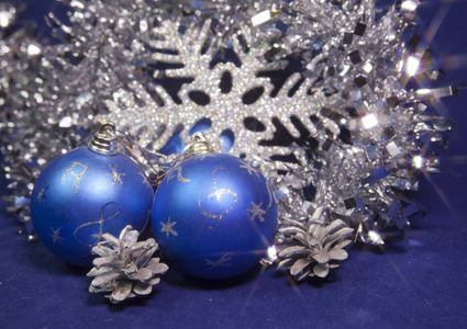 设置蓝色美丽的玻璃新年的球, 灿烂的金箔, 在一个蓝色的背景新年的作文, 一张卡片