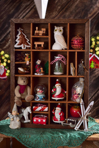 带圣诞装饰和玩具收藏的木制阴影盒