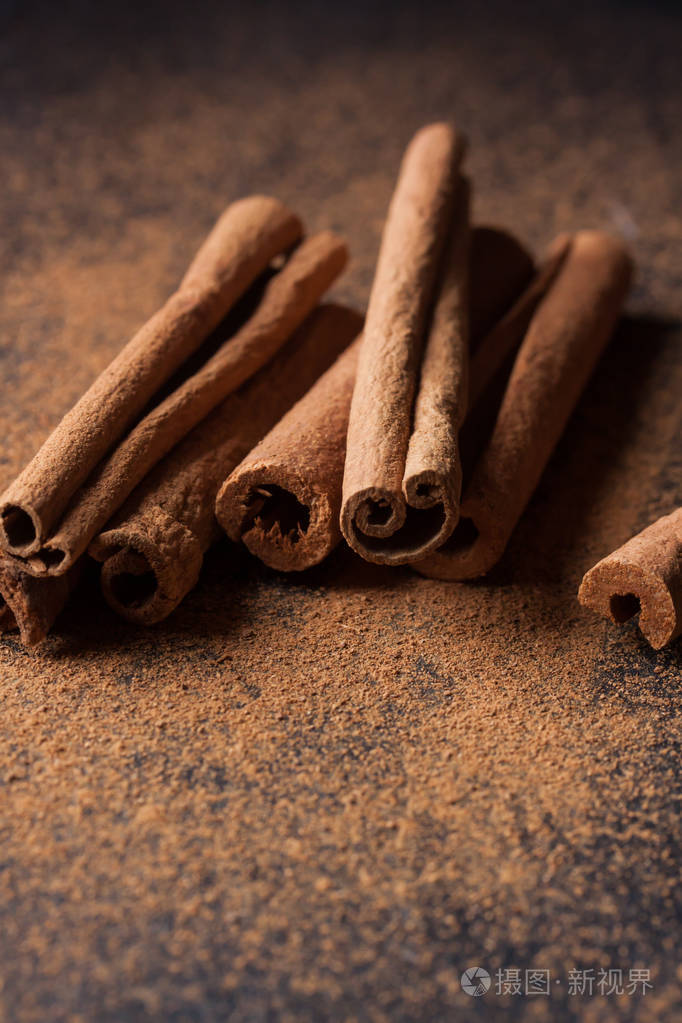 黑色背景上的肉桂棒香料