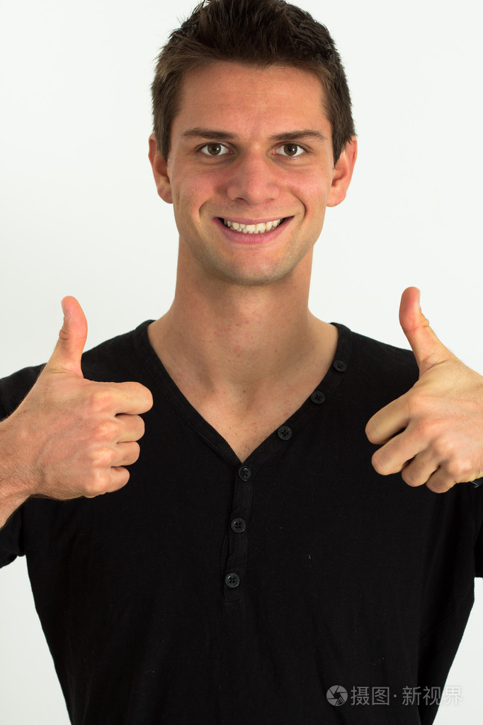 快乐的微笑男人做两个大拇指