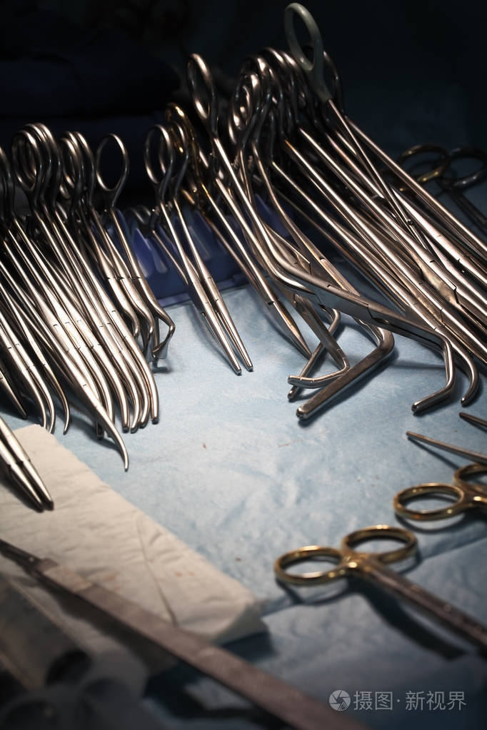 手术台上的手术工具集