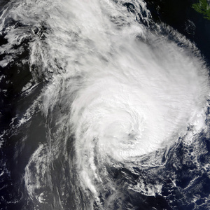 从太空看的飓风。这张图片的元素是由美国国家航空航天局提供的