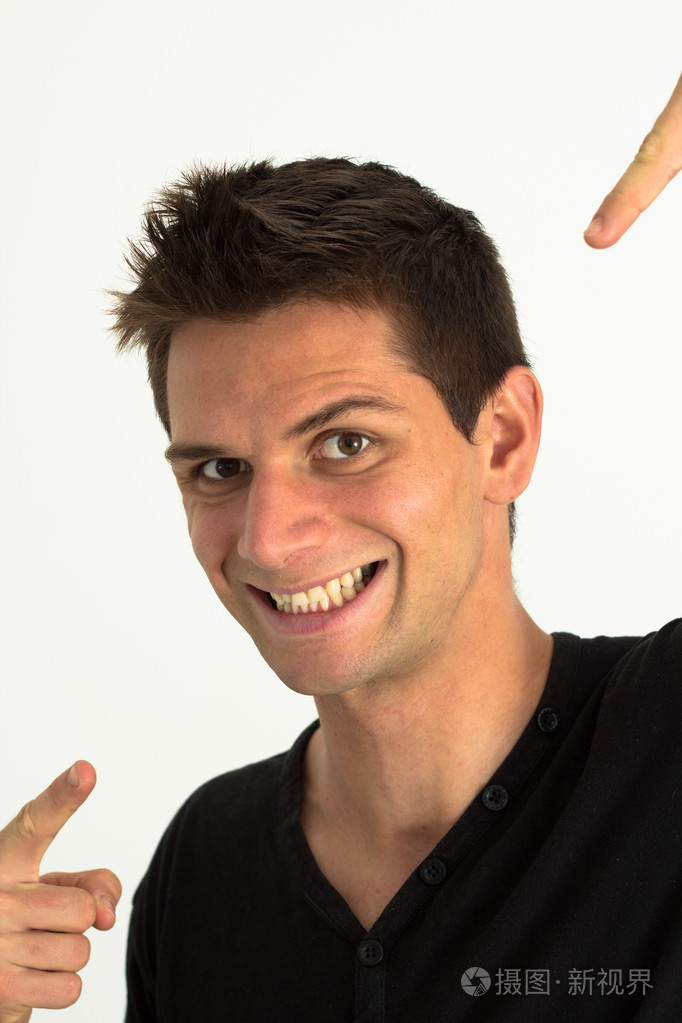 年轻人微笑着,成功地指着自己