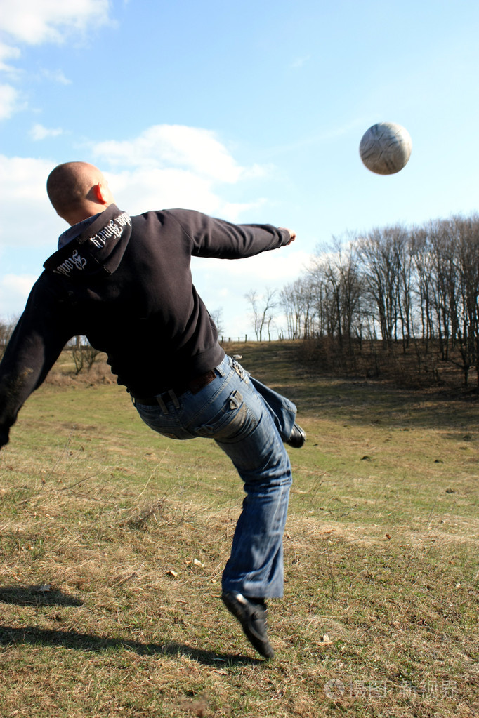 这个人在树林里踢足球