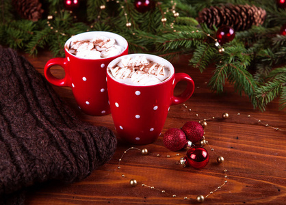 圣诞热巧克力与 marshmelow 在黑暗的木背景, 圣诞树树枝装饰。顶部视图, 水平组合