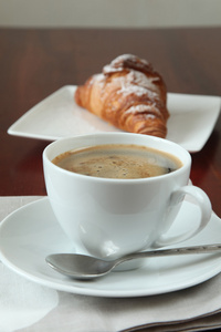 咖啡和牛角面包照片