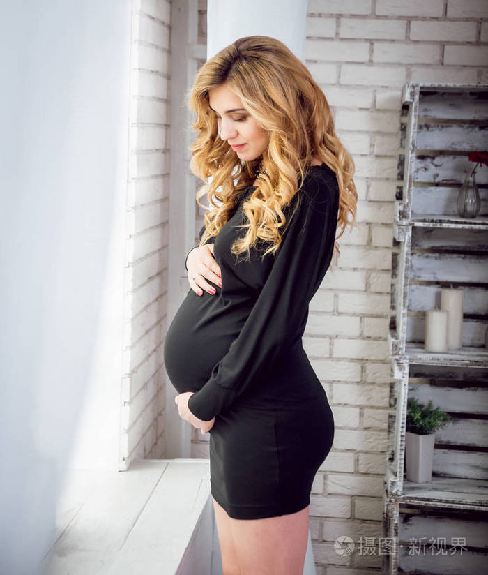 *4201px发票合同问题/查看作者其他作品查看更多>年轻的孕妇在看书年