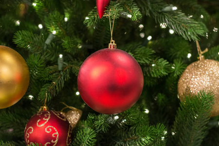 红摆设挂在圣诞树上图片