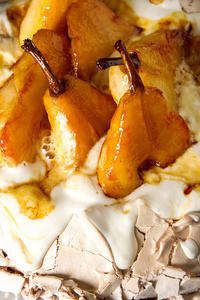 一种传统的巴甫洛夫甜点, 有梨和白奶油。法语