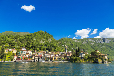 意大利的科莫湖和多彩的 Varenna 镇