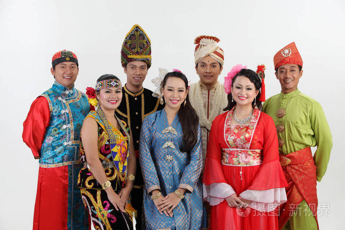 不同种族在马来西亚站立在一起看照相机