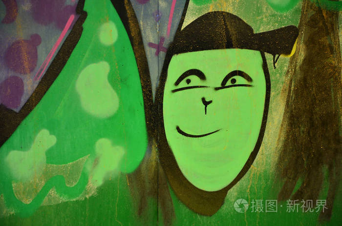 旧墙, 画在彩色涂鸦画绿色气溶胶油漆.