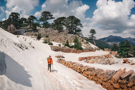在土耳其的雪山漫步的女性旅行者