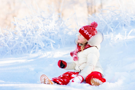 孩子在冬天玩雪.孩子们在户外照片