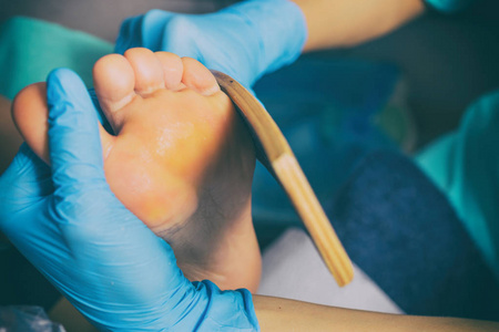 修脚死皮去除脚锉刀女人在美甲沙龙照片