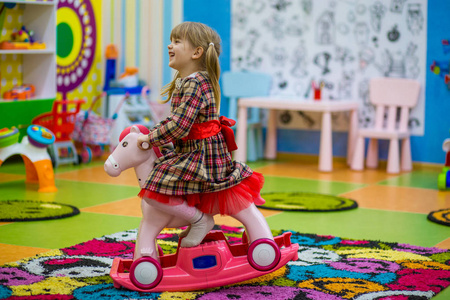 滑稽的孩子在戏剧室里玩得开心照片