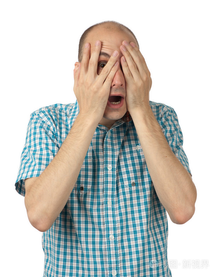 2.男人张开嘴,双手闭上眼睛,感到恐惧