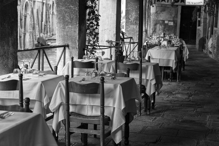 意大利威尼斯街头餐厅的桌椅