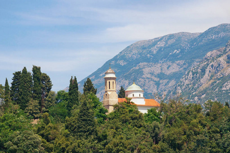 山风景与教会。黑山