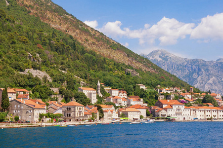 从海上看 Perast 古城。黑山, 夏季