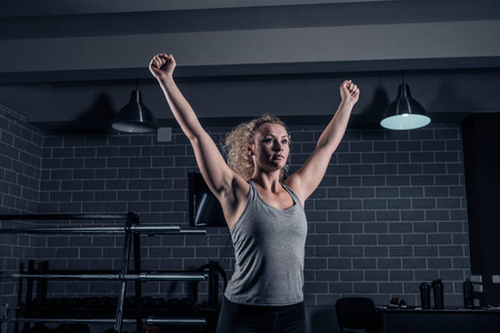 训练 crossfit 在健身房。女孩正在举重