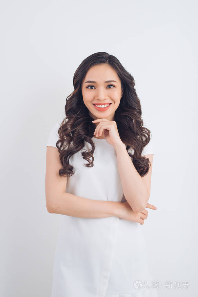 友好的微笑年轻漂亮的亚洲妇女肖像